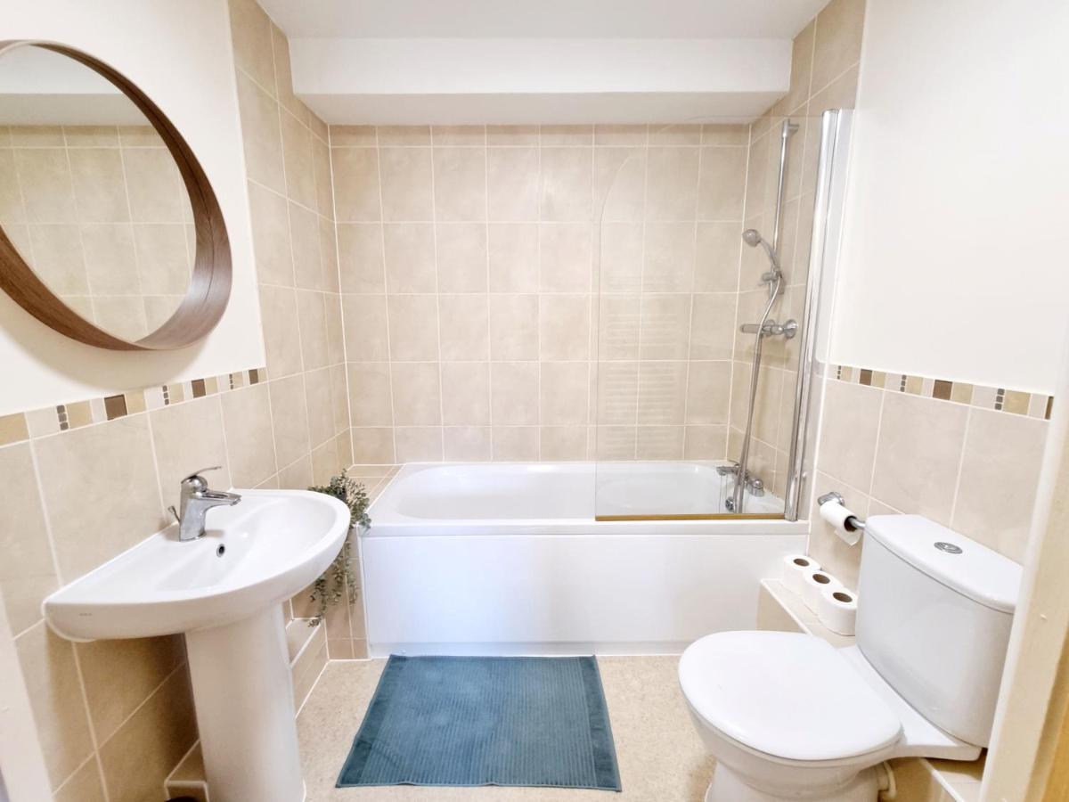 Cityscape Haven: 1 Bedroom Apartment With Terrace And City View Bornemouth Extérieur photo