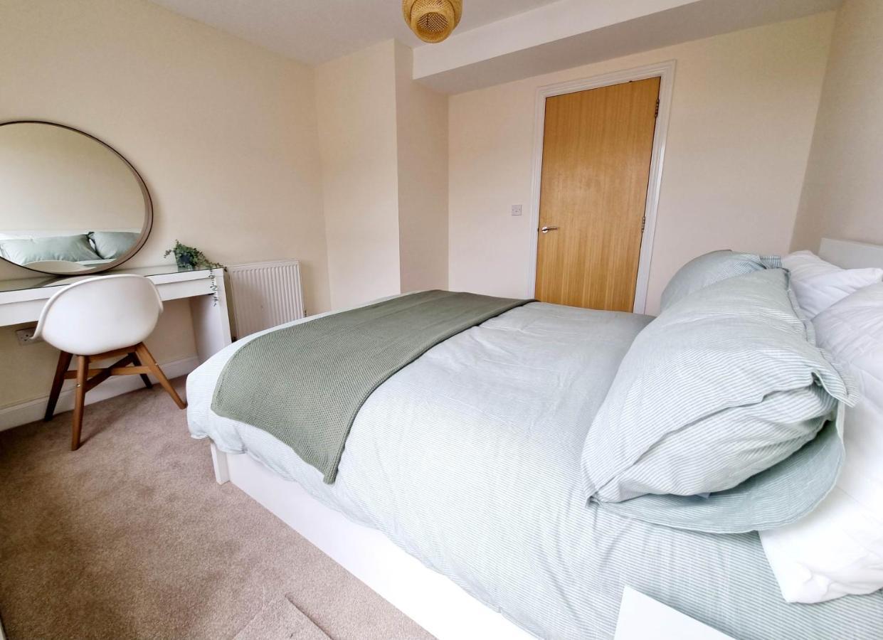 Cityscape Haven: 1 Bedroom Apartment With Terrace And City View Bornemouth Extérieur photo