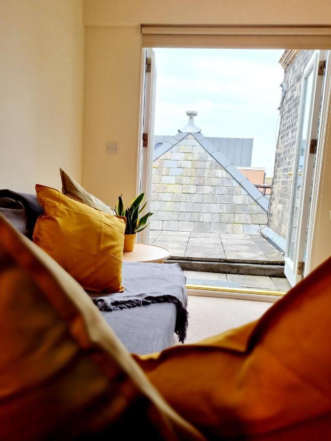 Cityscape Haven: 1 Bedroom Apartment With Terrace And City View Bornemouth Extérieur photo