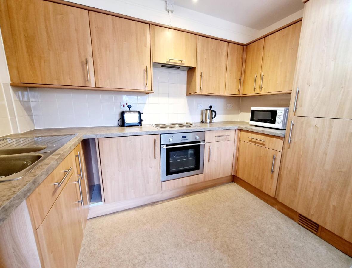 Cityscape Haven: 1 Bedroom Apartment With Terrace And City View Bornemouth Extérieur photo