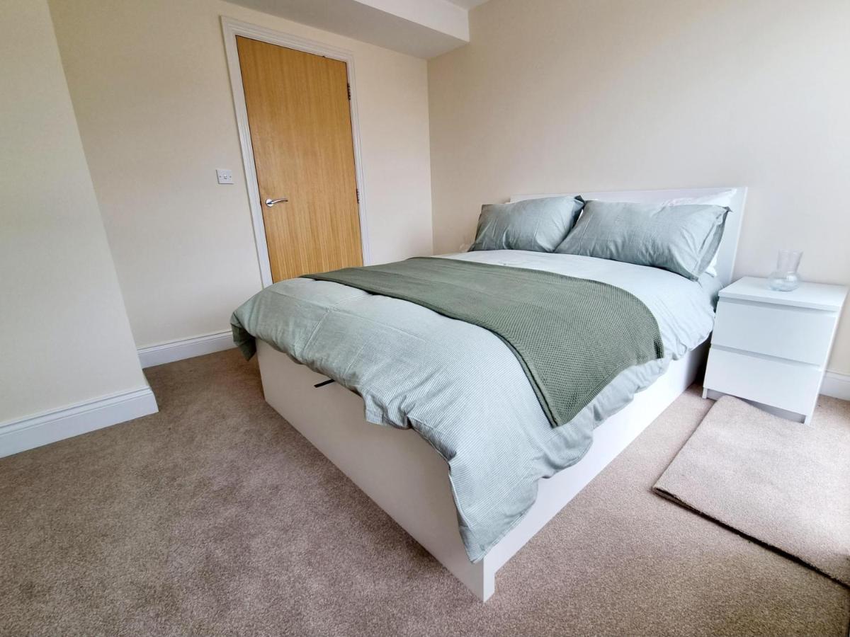 Cityscape Haven: 1 Bedroom Apartment With Terrace And City View Bornemouth Extérieur photo