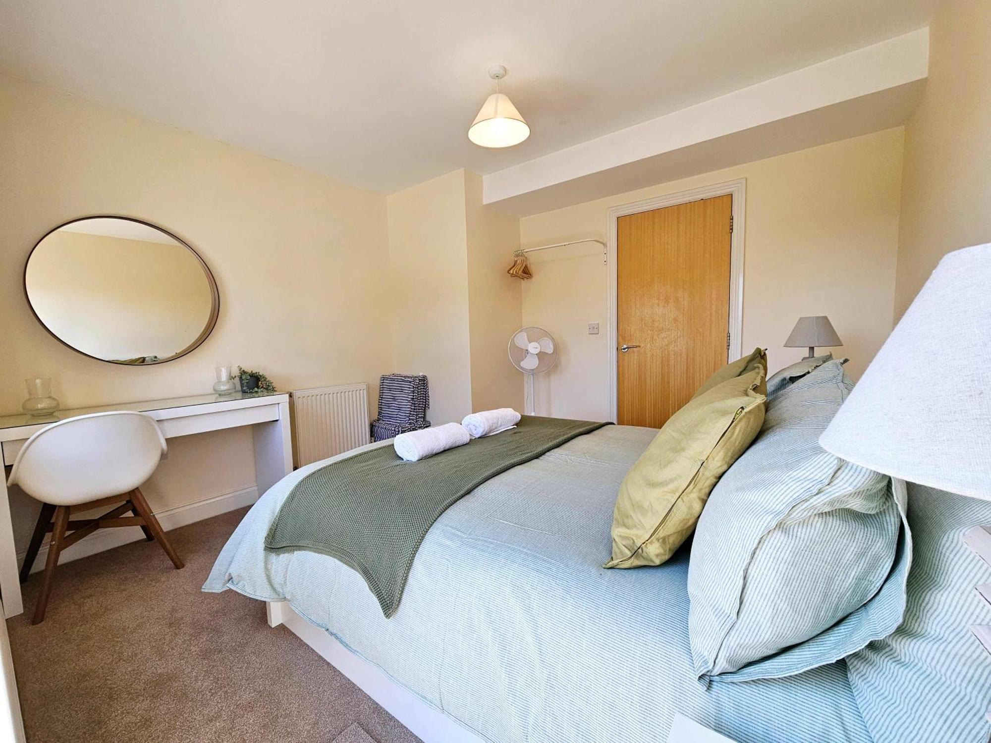 Cityscape Haven: 1 Bedroom Apartment With Terrace And City View Bornemouth Extérieur photo