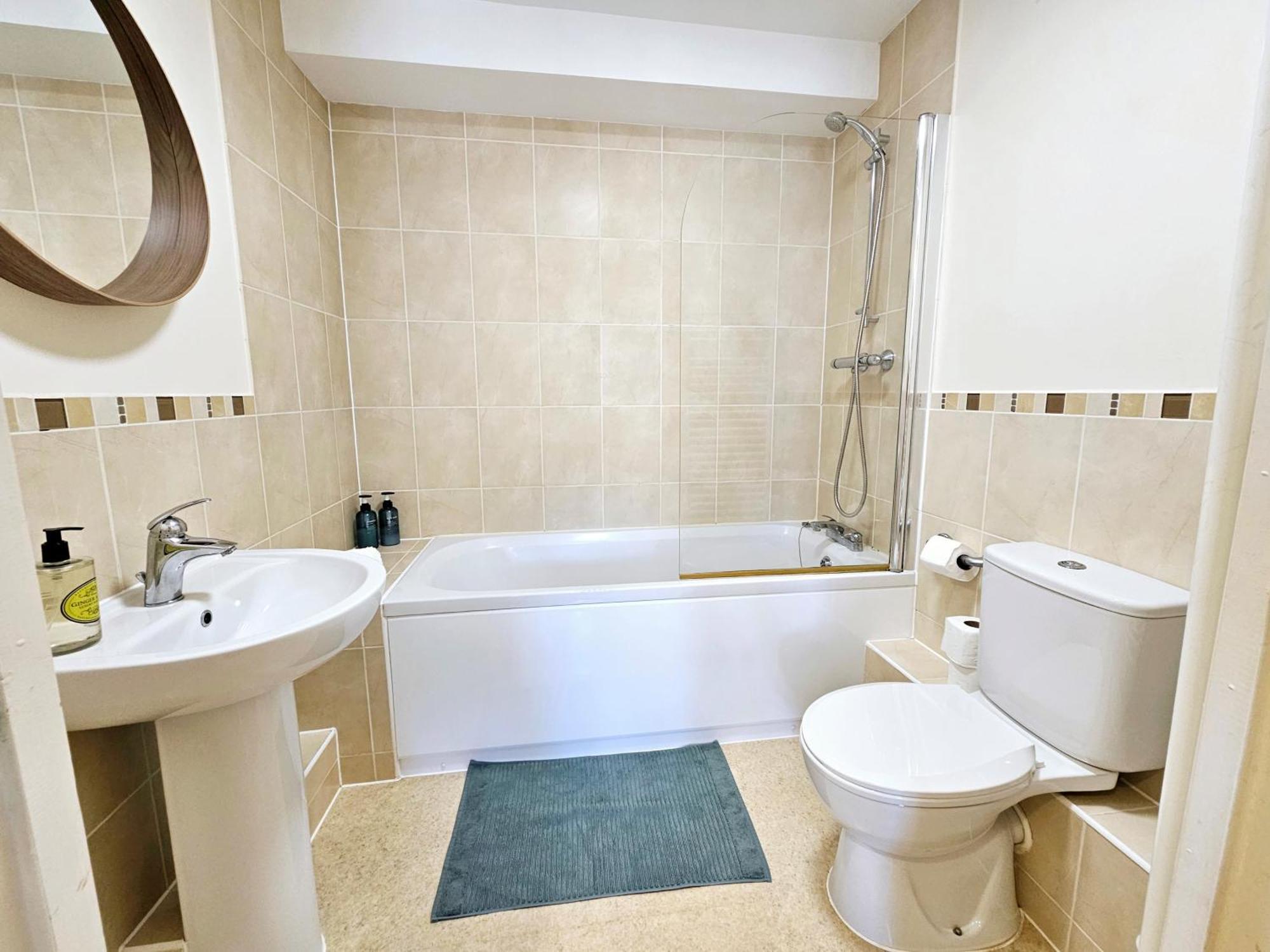 Cityscape Haven: 1 Bedroom Apartment With Terrace And City View Bornemouth Extérieur photo